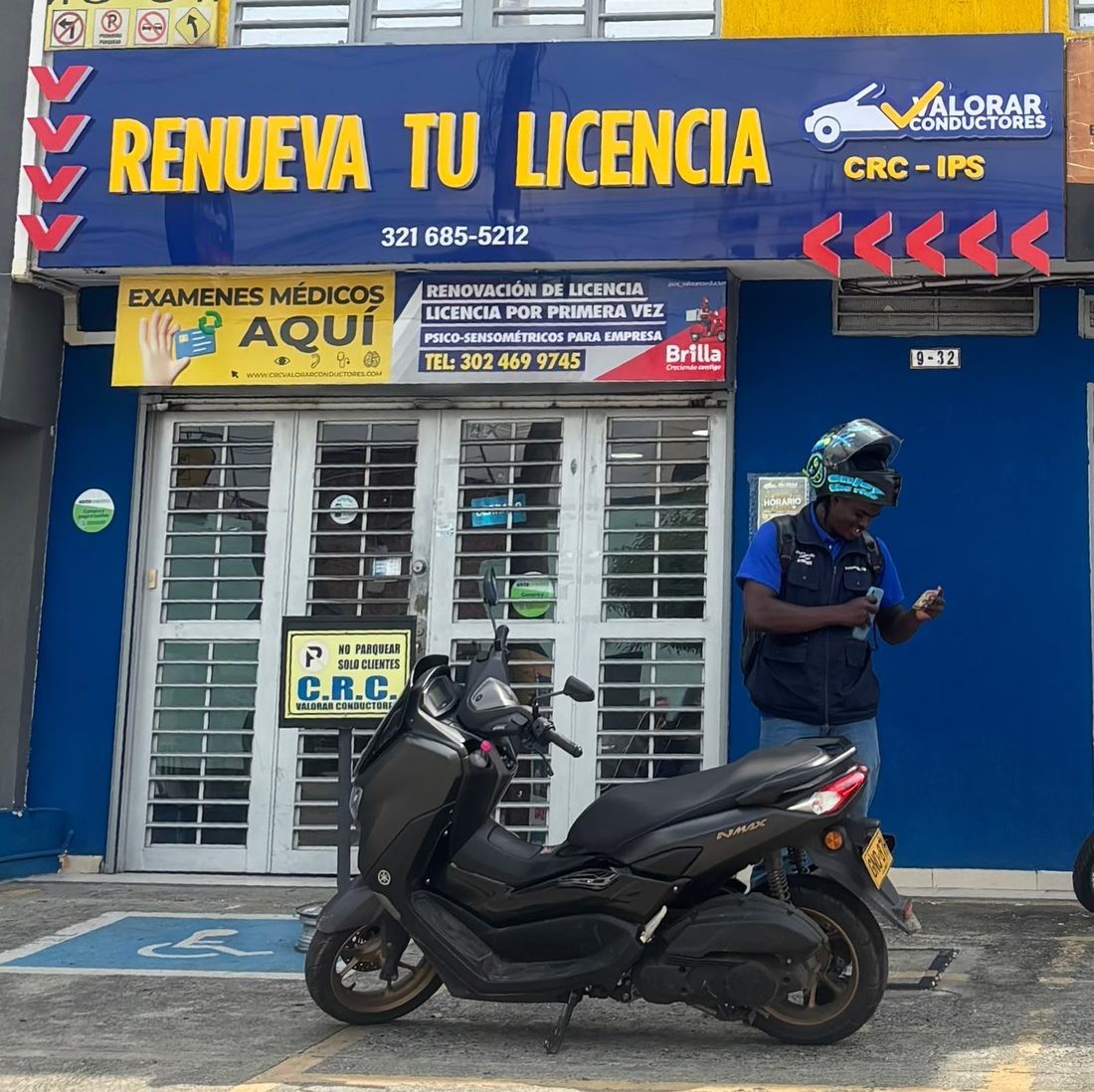Fachada del centro CRC - IPS Valorar Conductores en La Alameda, Cali, con el letrero azul Renueva tu licencia